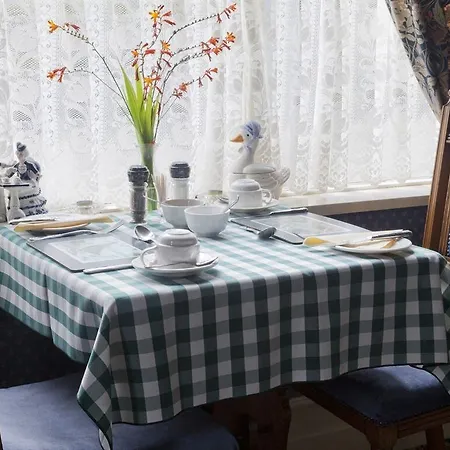 Woodhill House 3*