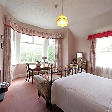 Woodhill House 3*