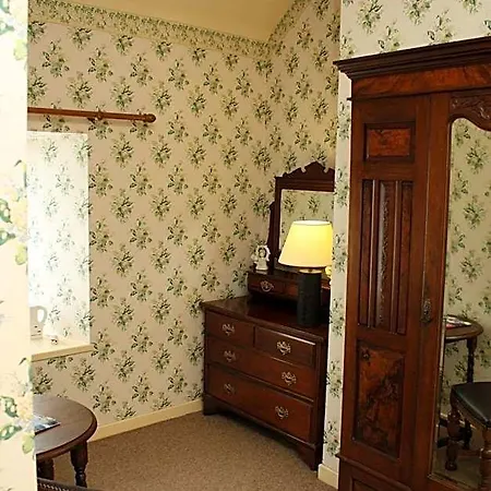 Woodhill House 3*