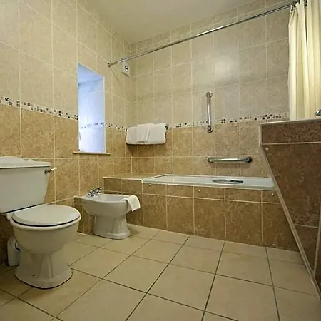 Woodhill House 3*