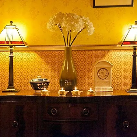 Woodhill House 3*