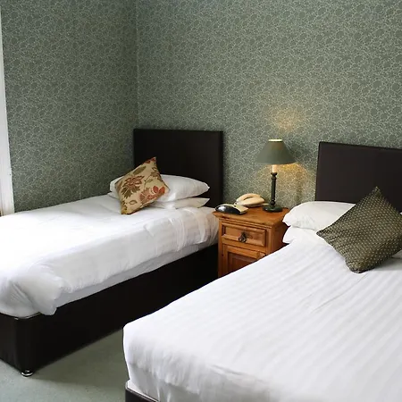 Woodhill House 3*