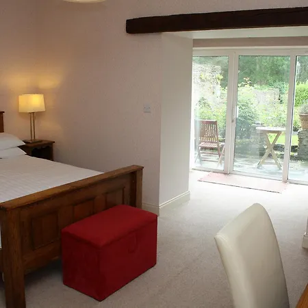 Woodhill House 3*