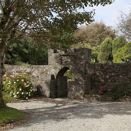 Woodhill House 3*